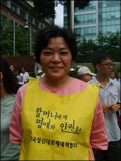 8월 1일 수요집회에서 만난 '정대협' 사무처장 강주혜씨. "하나의 돌파구가 마련된 것일 뿐, 이제부터 시작이다"라고 말했다. 